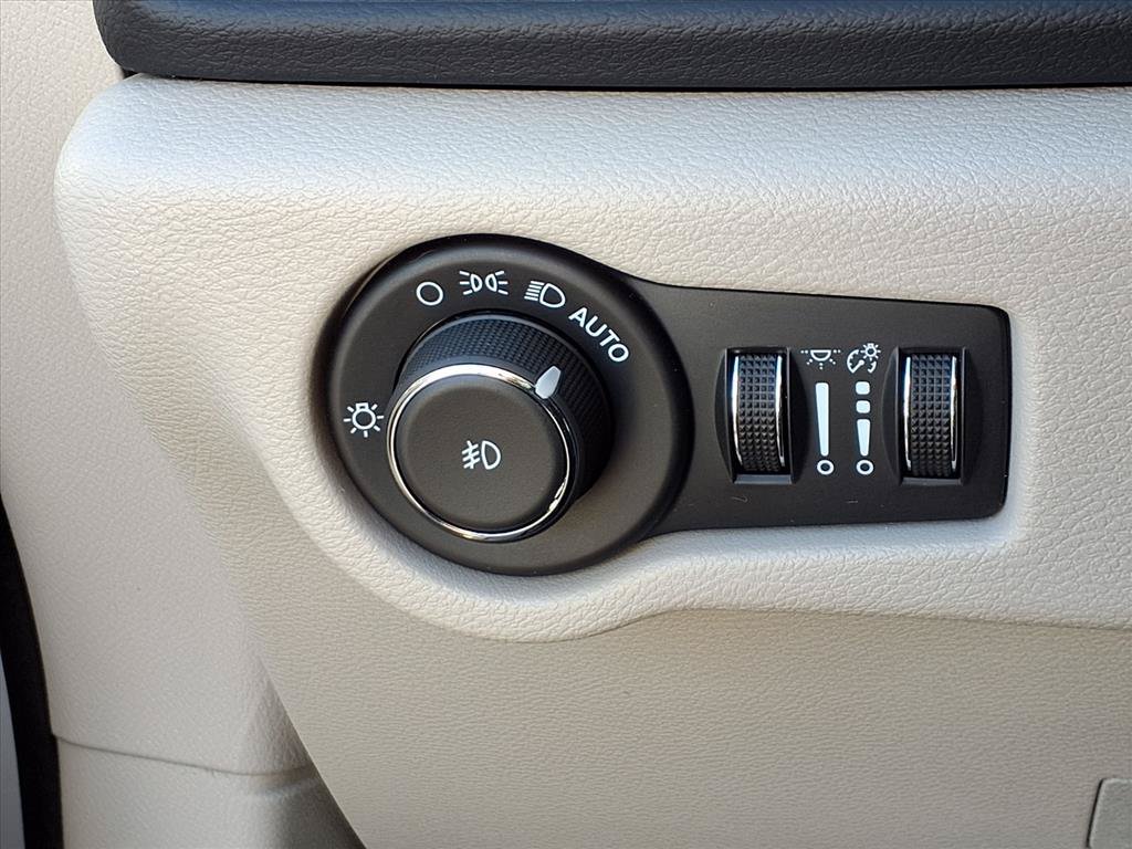 Used 2024 Chrysler Pacifica Touring-L FWD image 19