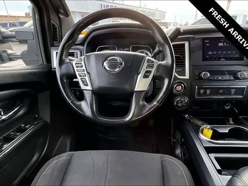 Used 2018 Nissan Titan SV w/ SV Convenience Package image 9