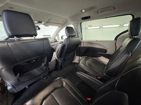 Used 2023 Chrysler Pacifica Touring-L FWD image 23