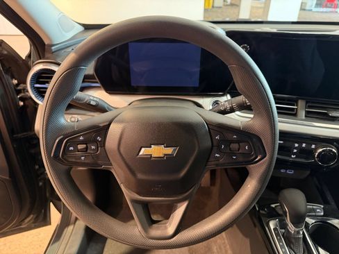 Used 2025 Chevrolet Trax LT FWD image 27