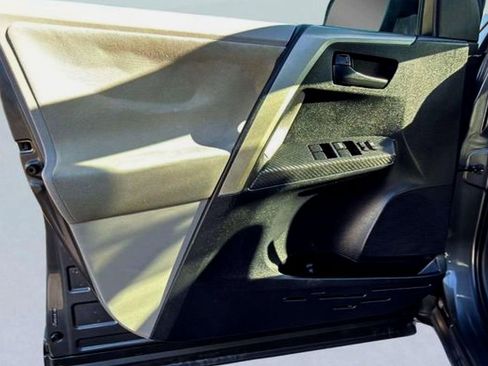 Used 2013 Toyota RAV4 LE image 18