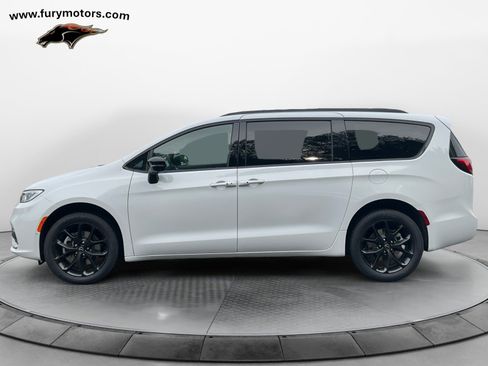 New 2026 Chrysler Pacifica Limited w/ S Appearance Package image 6