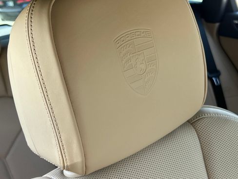 Certified 2025 Porsche Macan AWD/4WD image 44