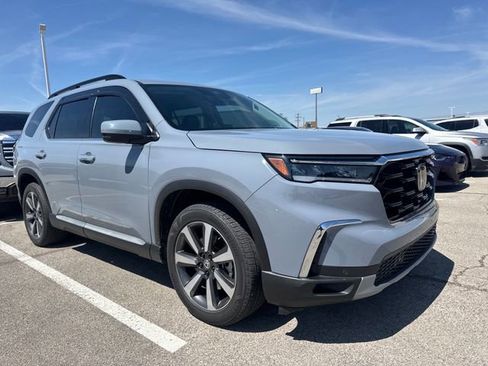 Used 2024 Honda Pilot Touring image 7