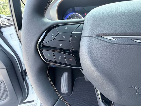 New 2027 Chrysler Pacifica Pinnacle w/ Theater Group FWD image 16