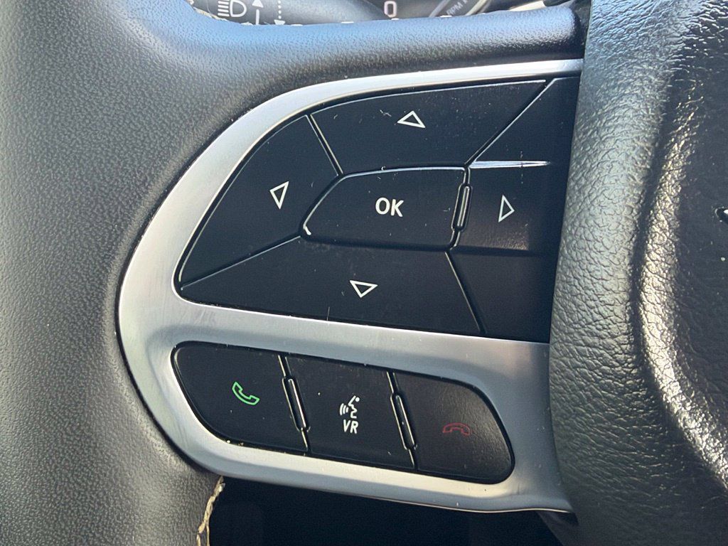 Used 2025 Chrysler Pacifica Select FWD image 24