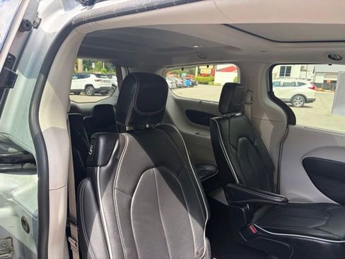 Used 2024 Chrysler Pacifica Limited FWD image 23