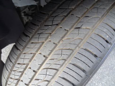 Used 2019 Jeep Cherokee Latitude Plus w/ Comfort/Convenience Group image 37