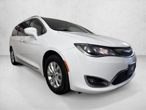 Used 2019 Chrysler Pacifica Touring-L FWD image 1