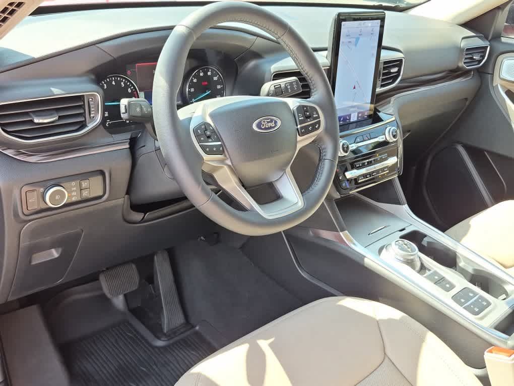 Used 2024 Ford Explorer Limited w/ Limited Technology Package RWD image 13
