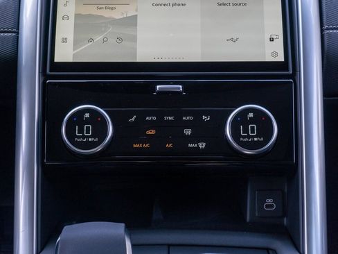 Used 2025 Land Rover Discovery Dynamic SE image 17