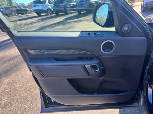 Used 2017 Land Rover Discovery HSE image 19