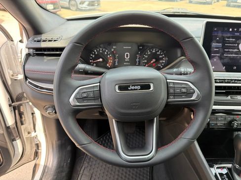 Used 2025 Jeep Compass Trailhawk AWD/4WD image 19