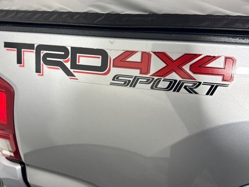 Used 2017 Toyota Tacoma TRD Sport w/ Tow Package (A/T) image 18