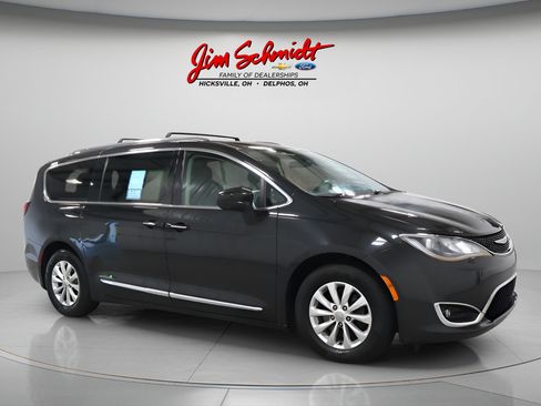 Used 2018 Chrysler Pacifica Touring-L FWD image 2