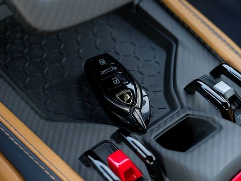 Used 2025 Lamborghini Revuelto image 63