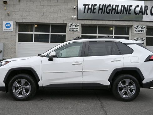 Used 2022 Toyota RAV4 XLE AWD/4WD image 2