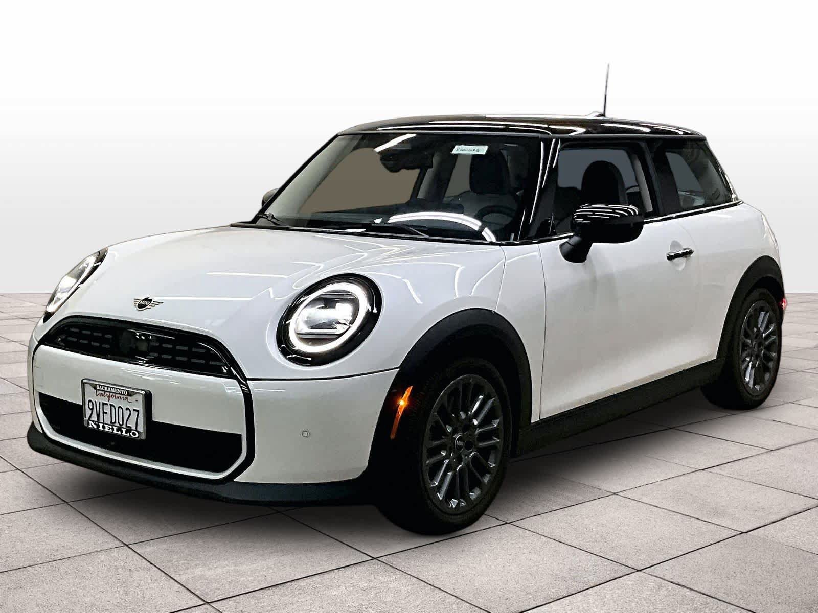 Used 2025 MINI Cooper 2-Door Hardtop FWD image 1
