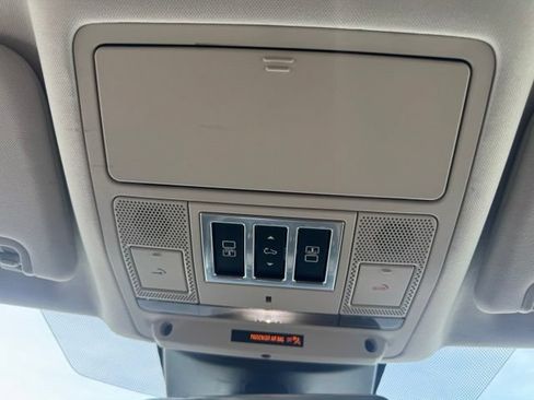 Used 2017 Land Rover Discovery HSE AWD/4WD image 14
