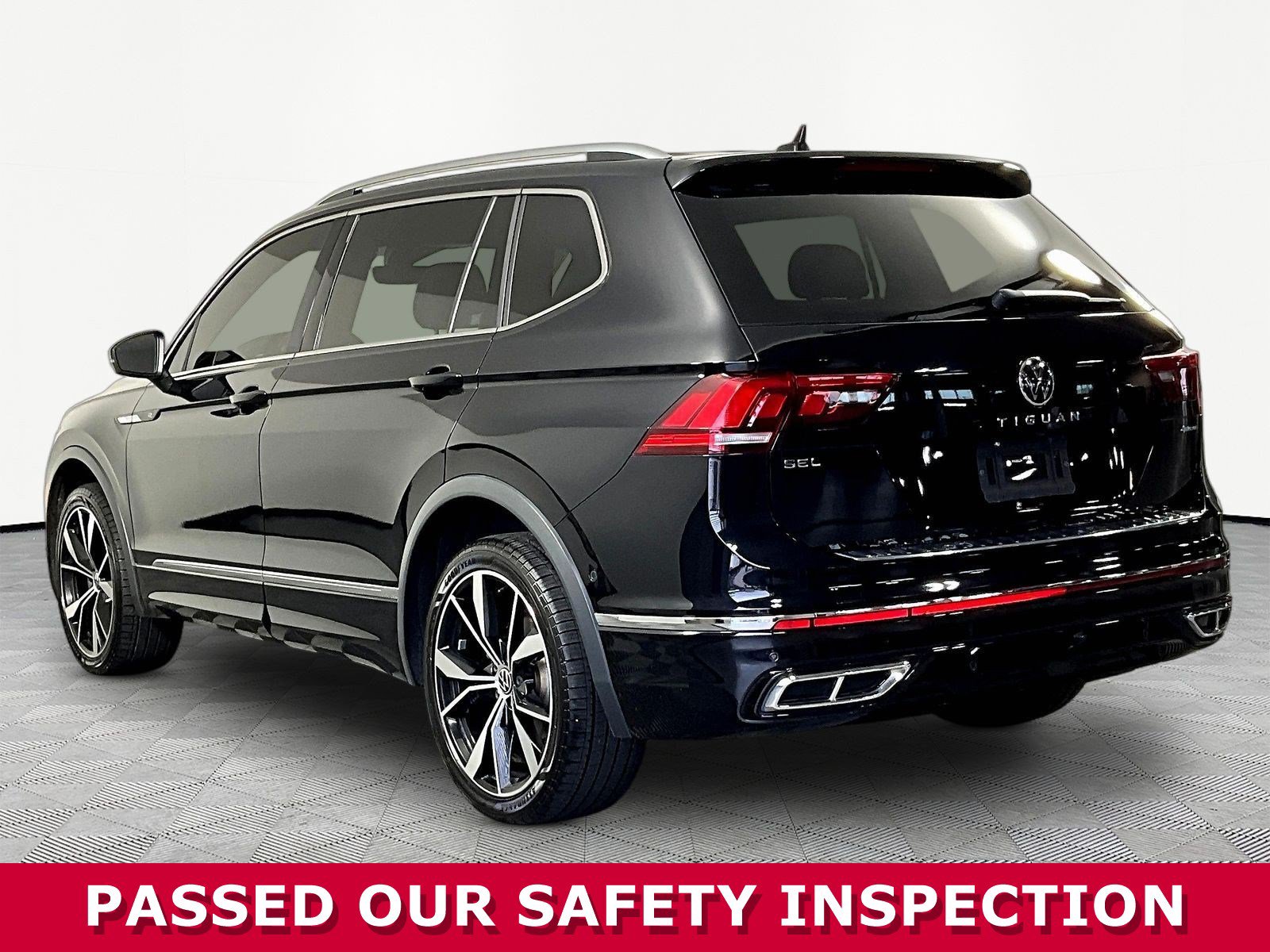 Used 2022 Volkswagen Tiguan SEL R-Line AWD/4WD image 4