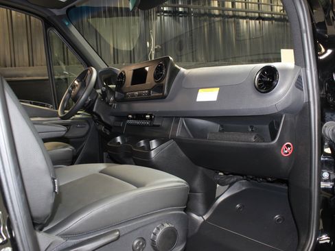 Used 2024 Mercedes-Benz Sprinter 2500 image 31