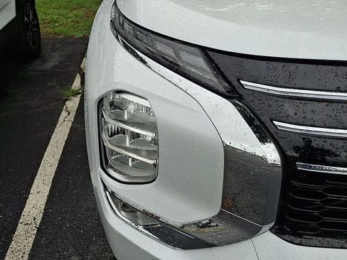 Used 2025 Mitsubishi Outlander SE FWD image 5