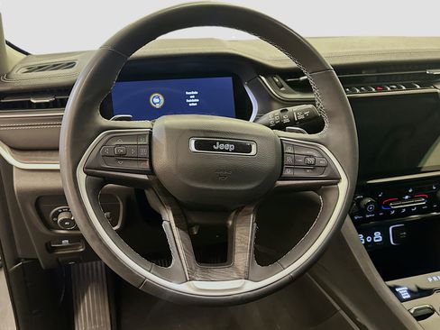 Used 2023 Jeep Grand Cherokee L Limited w/ Black Appearance Package image 18