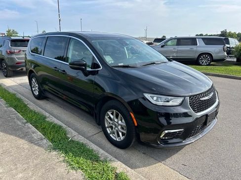 Used 2024 Chrysler Pacifica Touring-L FWD image 2