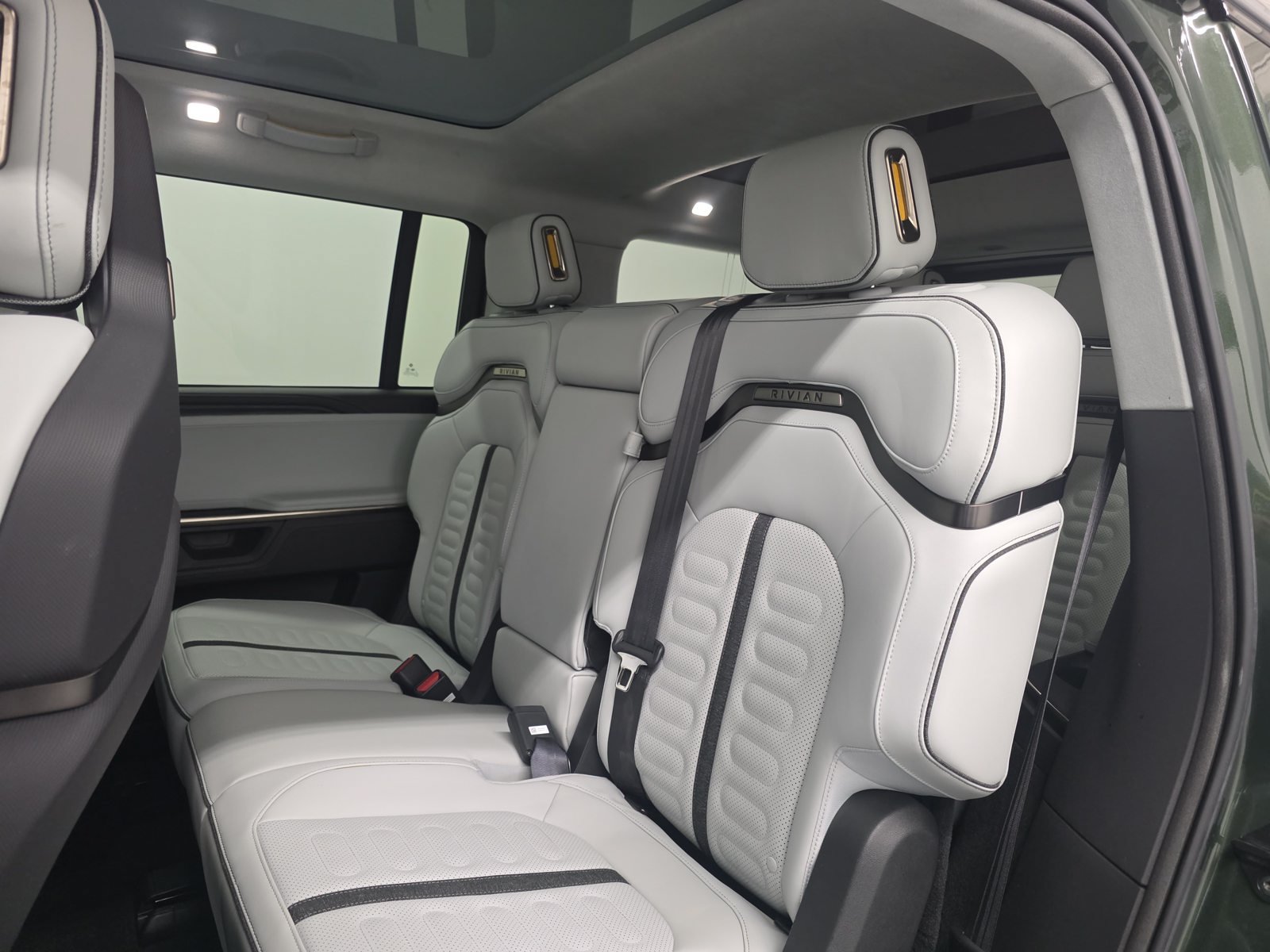 Used 2025 Rivian R1S Adventure Dual AWD/4WD image 21