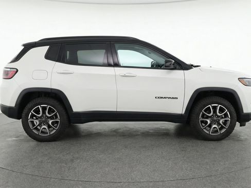 Used 2025 Jeep Compass Trailhawk AWD/4WD image 11