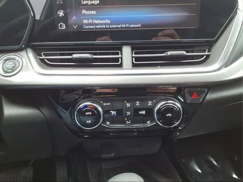 Used 2025 Chevrolet Trax ACTIV w/ Sunroof Package image 19