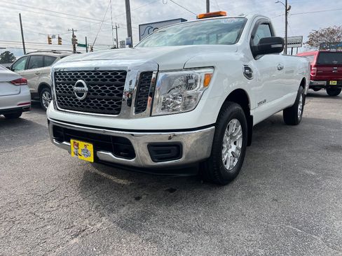 Used 2017 Nissan Titan SV image 7