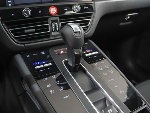 New 2026 Porsche Macan image 33