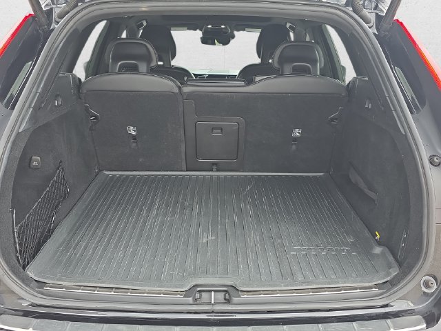 Used 2018 Volvo XC60 T6 R-Design w/ Convenience Package AWD/4WD image 12
