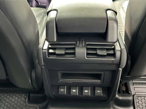 Used 2020 Land Rover Defender 110 SE image 18