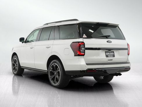 Used 2024 Ford Expedition Limited AWD/4WD image 3
