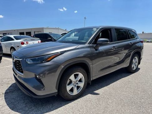Used 2023 Toyota Highlander LE FWD image 2