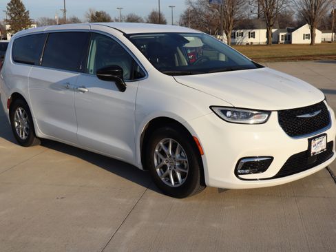 Used 2024 Chrysler Pacifica Touring-L image 4