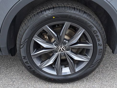 Used 2024 Volkswagen Tiguan SE image 32