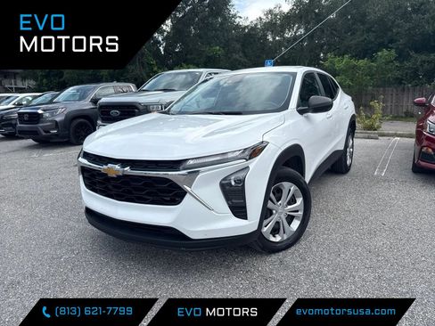 Used 2025 Chevrolet Trax LS FWD image 1