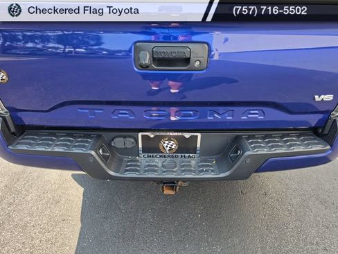 Used 2022 Toyota Tacoma TRD Sport w/ TRD Premium Sport Package AWD/4WD image 13