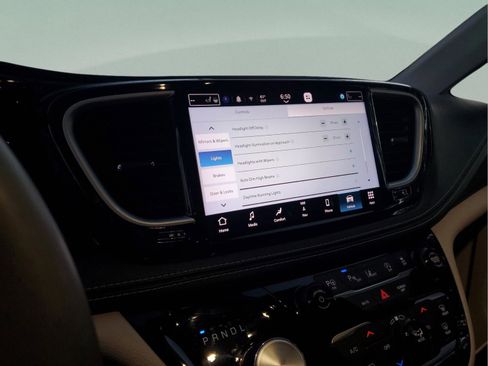 Certified 2022 Chrysler Pacifica Limited FWD image 18