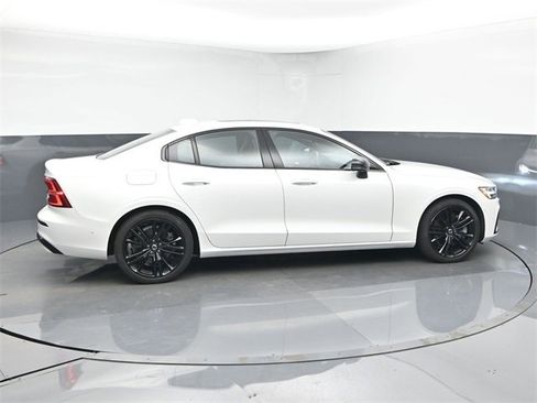 Used 2024 Volvo S60 T8 Ultimate image 8