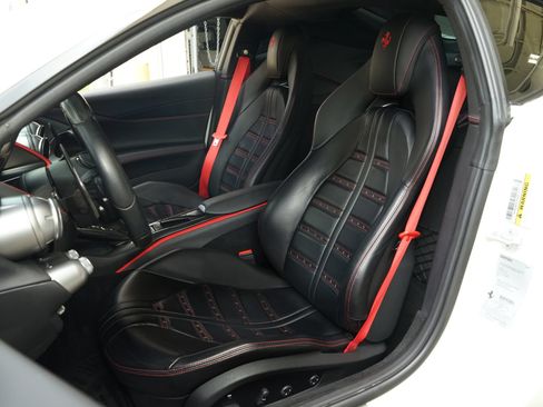 Used 2019 Ferrari 812 Superfast RWD image 10