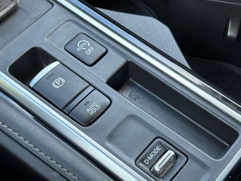 Used 2024 Nissan Pathfinder SL FWD image 17