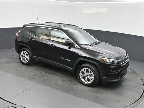 New 2026 Jeep Compass Latitude w/ Mopar Graphics Package image 28