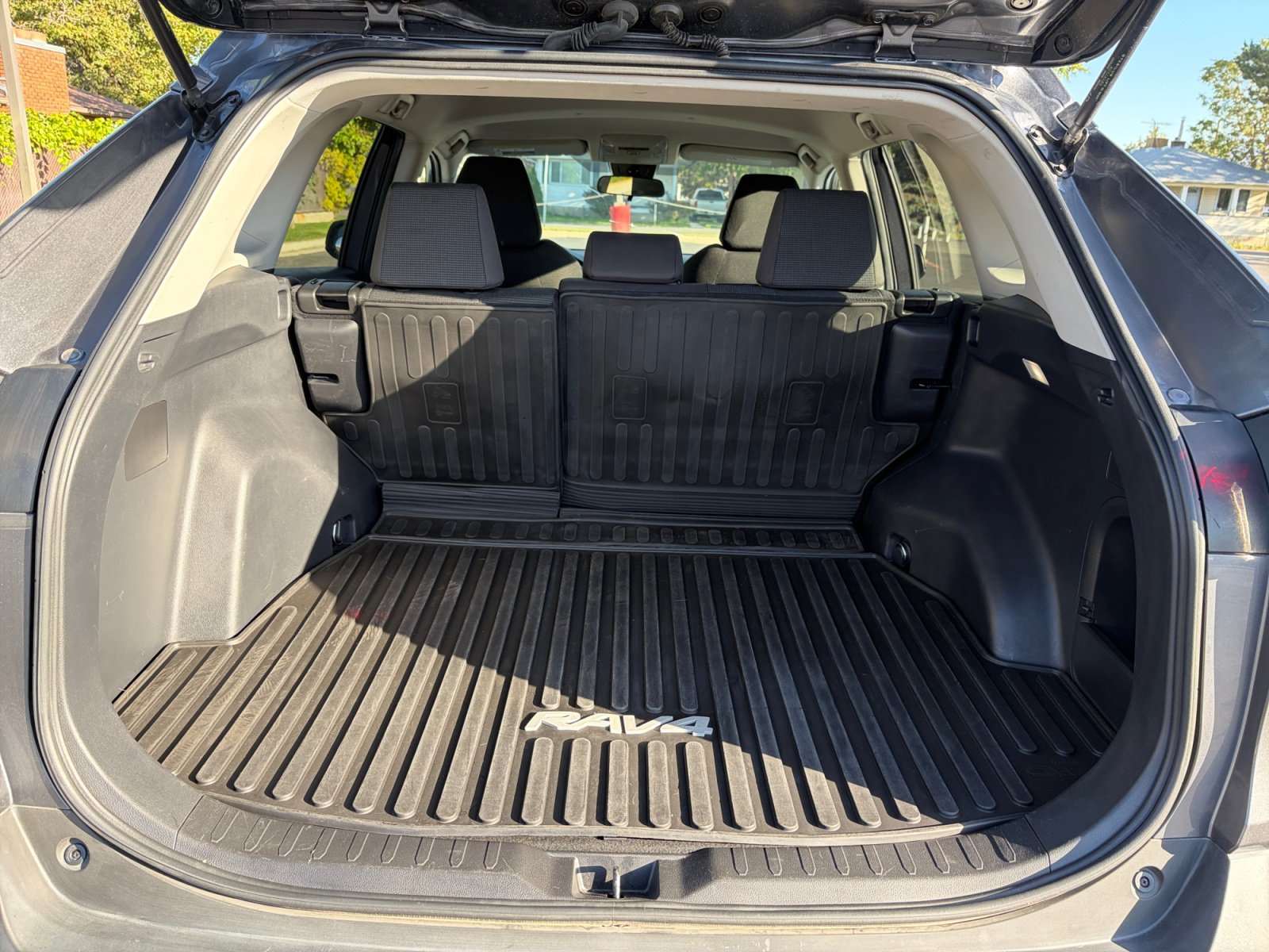 Used 2022 Toyota RAV4 LE AWD/4WD image 25
