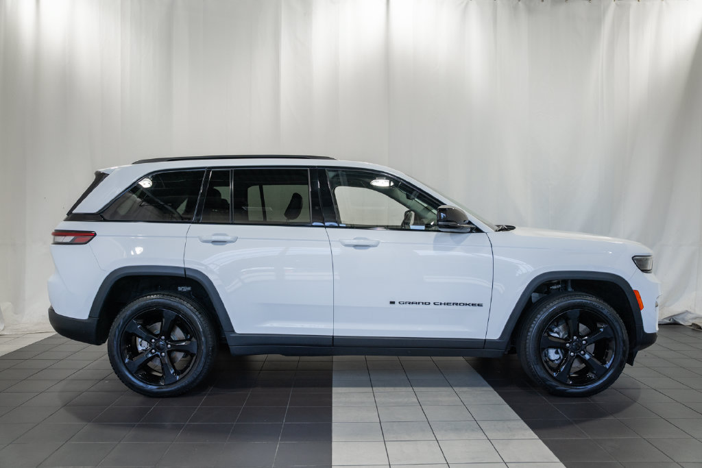 Used 2023 Jeep Grand Cherokee Limited w/ Black Appearance Package AWD/4WD image 3