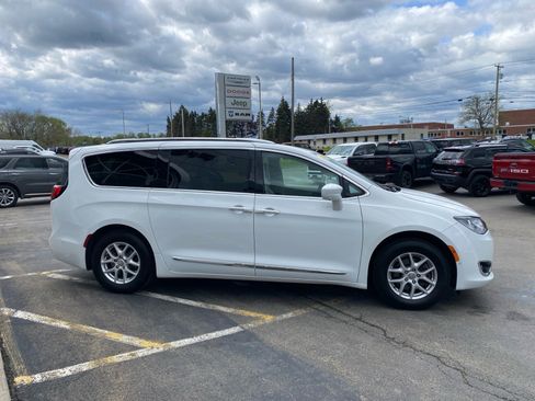 Used 2020 Chrysler Pacifica Touring-L w/ Advanced Safetytec Group FWD image 6
