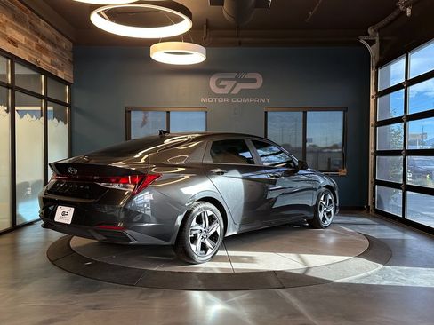 Used 2023 Hyundai Elantra SEL w/ Convenience Package FWD image 3